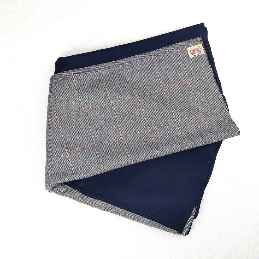 Coperta da yoga in pura lana blu con bordo Principe di Galles
