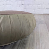 Cuscino Zafu a Mezzaluna in tessuto beige, ideale per supporto lombare e comfort durante la meditazione