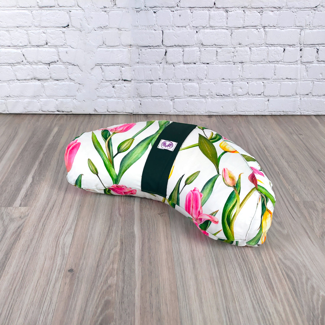 Cuscino zafu a mezzaluna con design floreale colorato per supporto lombare e comfort