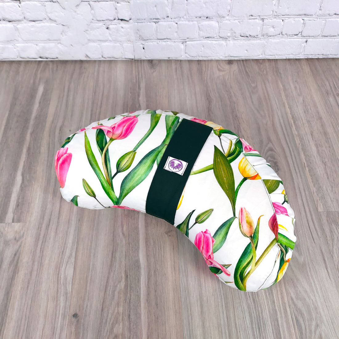 Cuscino zafu a mezzaluna con stampa di tulipani, ideale per supporto lombare e comfort in meditazione
