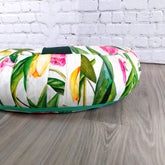 Cuscino zafu a mezzaluna con design floreale per supporto lombare e comodità nella meditazione