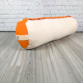 Cuscino bolster yoga arancione di Shop Zen, ideale per il sostegno e il comfort durante le pratiche di yoga