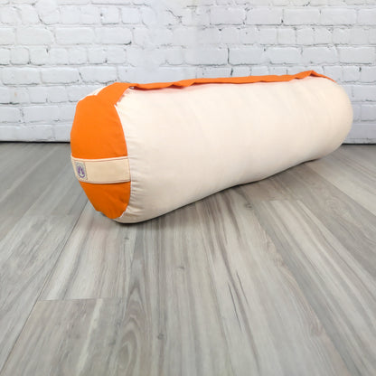 Cuscino bolster yoga arancione di Shop Zen, ideale per il sostegno e il comfort durante le pratiche di yoga