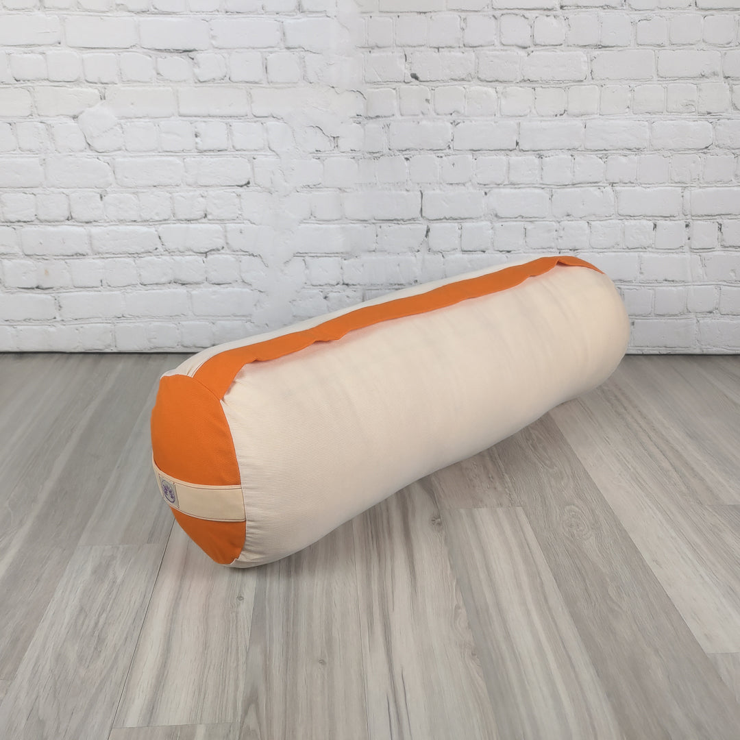 Cuscino bolster yoga arancione in forma cilindrica, ideale per pose di yoga e meditazione