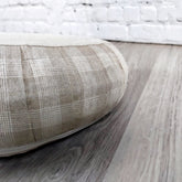 Cuscino zafu a mezzaluna in tessuto chiaro con design elegante per supporto lombare e schienale