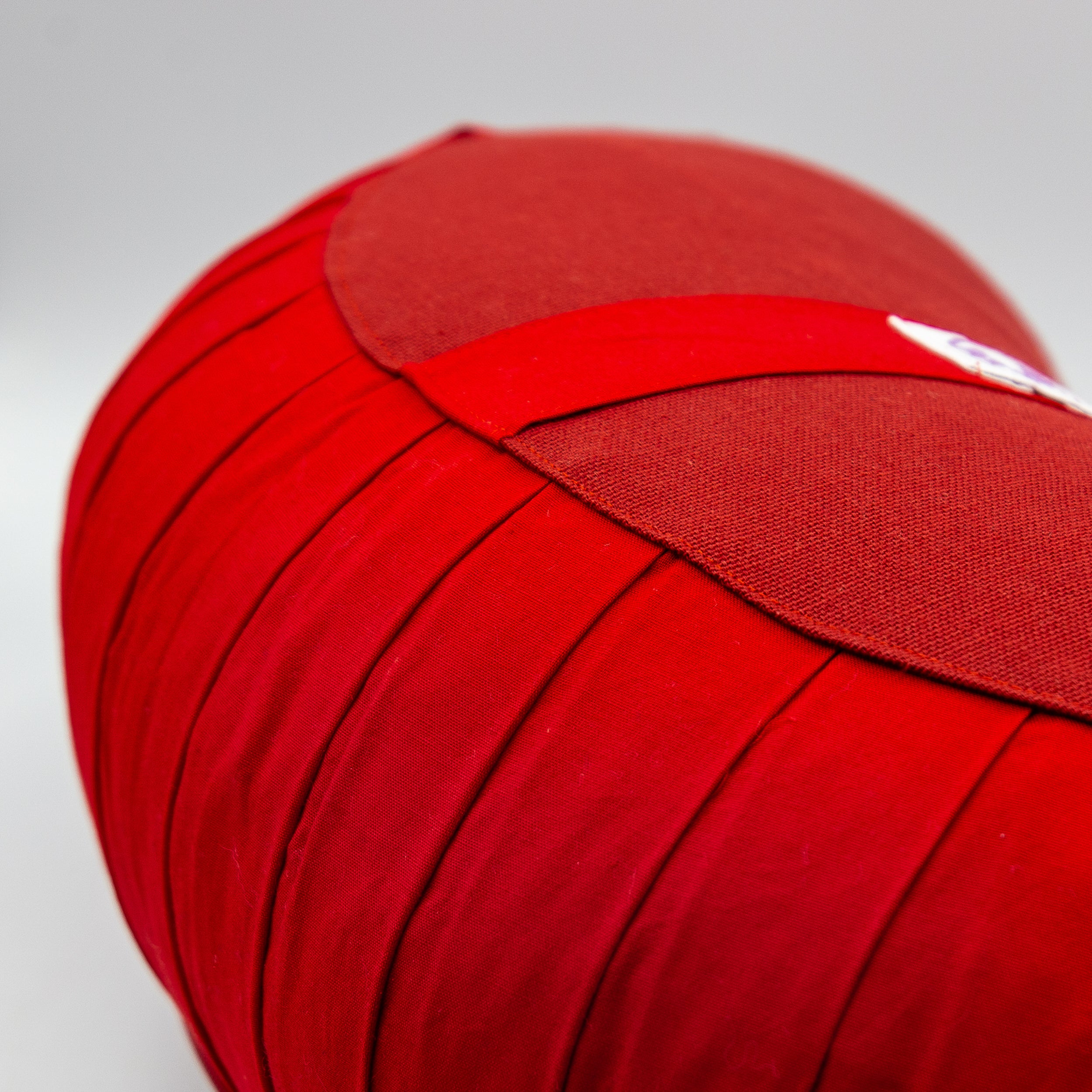 Cuscino Zafu a Mezzaluna rosso con design elegante per supporto lombare e comfort nella postura