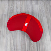 Cuscino Zafu a Mezzaluna rosso con design ergonomico per supporto lombare e comfort