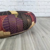 Cuscino zafu a mezzaluna Taiyo in tessuto colorato, ideale per supporto lombare e comfort durante il riposo
