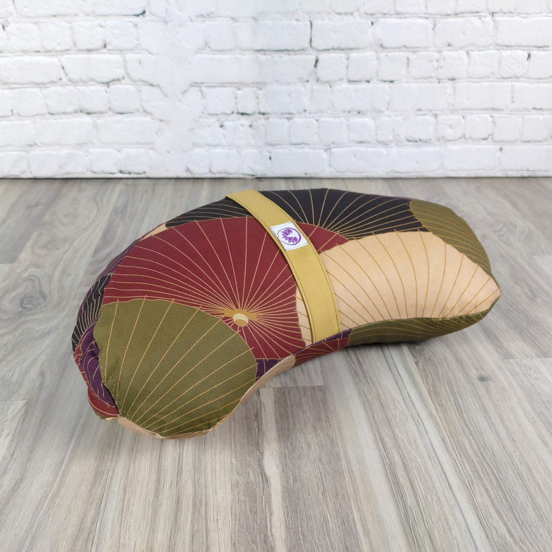 Cuscino zafu a mezzaluna Taiyo con design floreale, ideale per supporto lombare e relax