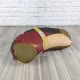 Cuscino zafu a mezzaluna Taiyo con design floreale, ideale per supporto lombare e relax