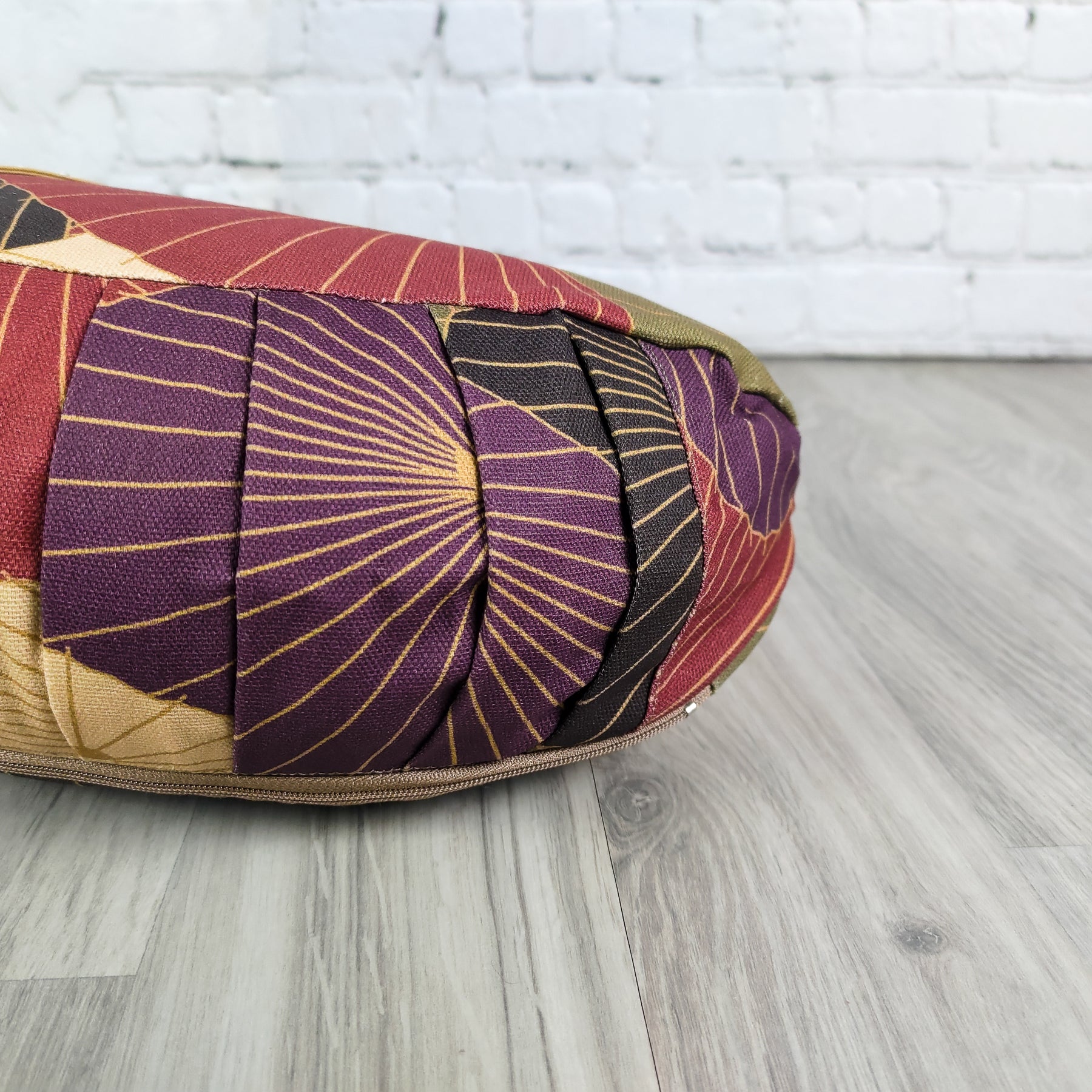 Cuscino zafu a mezzaluna Taiyo con design colorato, ideale per supporto lombare e comfort