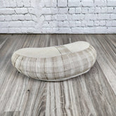 Cuscino zafu a mezzaluna con design elegante per supporto lombare e comfort durante la meditazione