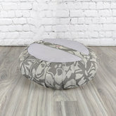 Cuscino zafu classico hua in tessuto grigio e design floreale, perfetto per supporto lombare e benessere