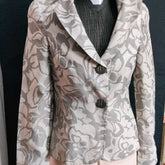 Giacca elegante con design floreale in grigio, perfetta da abbinare al cuscino zafu classico hua