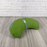 Cuscino Zafu a Mezzaluna verde di Shop Zen per supporto lombare e comfort durante la meditazione