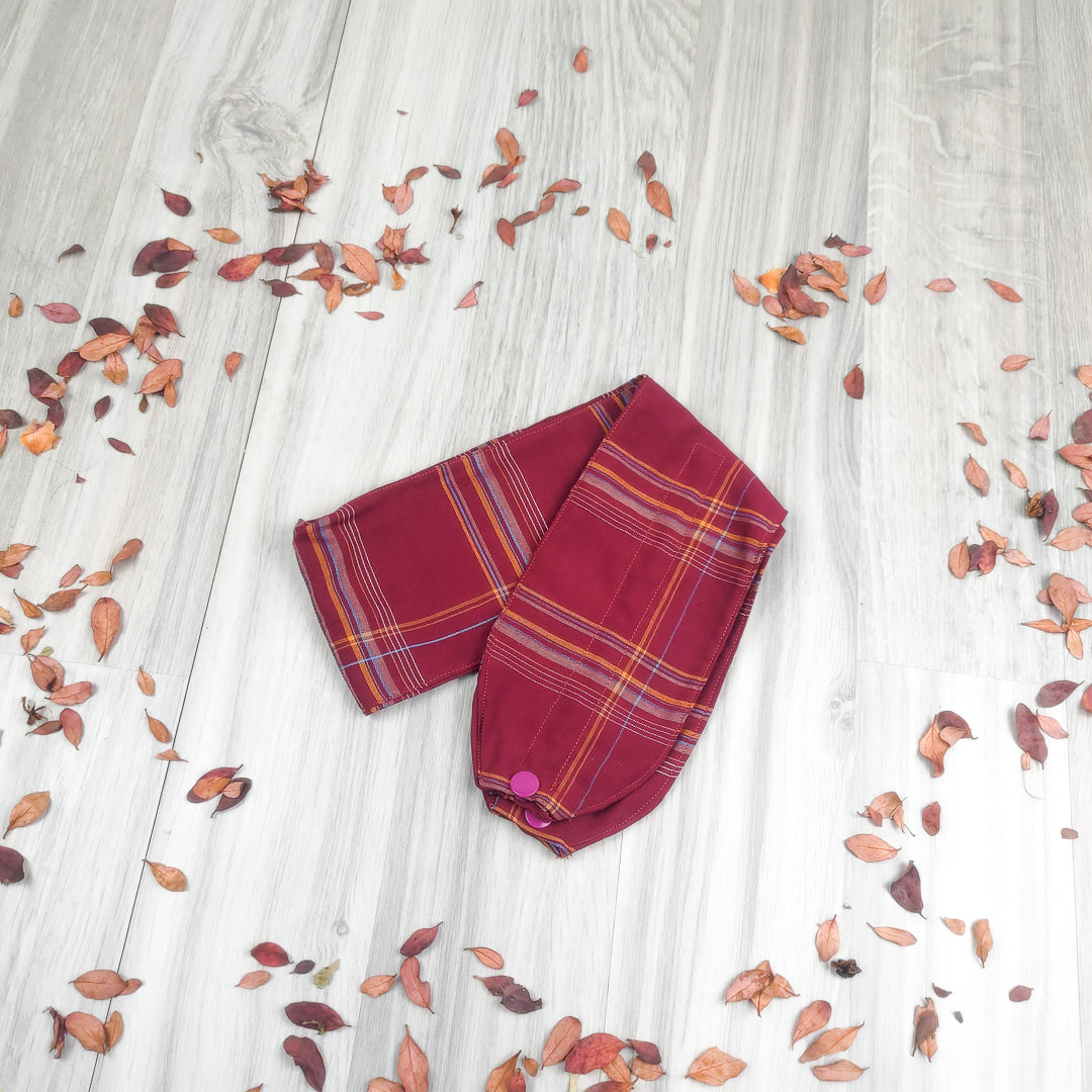 Fascia capelli con ferretto tartan rossa, ideale per look eleganti e casual durante l&
