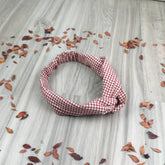 Fascia capelli elastica vichy rossa e bianca con nodo, ideale per look casual
