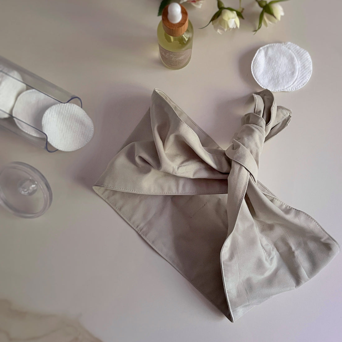 Fascia con ferretto artigianale beige, elegante e versatile, ideale per acconciature chic