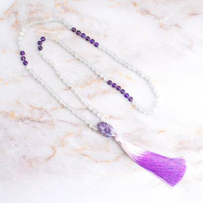 Collana mala lepidolite ametista con perline bianche e viola e un elegante pon pon lilla