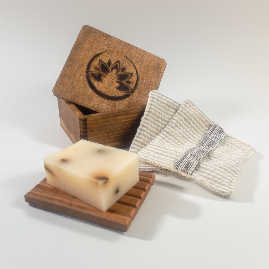 Cofanetto benessere naturale con sapone artigianale, portasapone e kit pulizia corpo