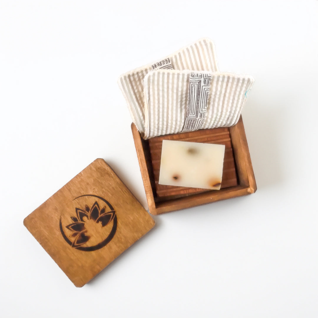 Cofanetto benessere naturale con sapone artigianale, portasapone e kit pulizia corpo