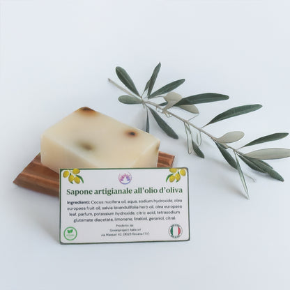 Cofanetto benessere naturale con sapone artigianale, portasapone e kit pulizia corpo