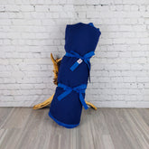 Set meditazione con sgabello cotone blu arrotolato su supporto di legno per pratiche di meditazione