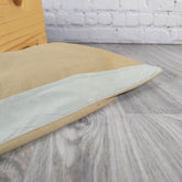 Dettaglio della panchetta imbottita in cotone naturale chiaro nel set meditazione con sgabello cotone naturale chiaro