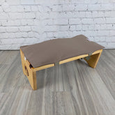 Set meditazione con sgabello cotone naturale scuro e struttura in legno elegante per il comfort durante la meditazione