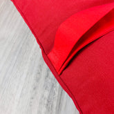 Dettaglio di un cuscino imbottito di cotone rosso per il set meditazione con sgabello cotone rosso