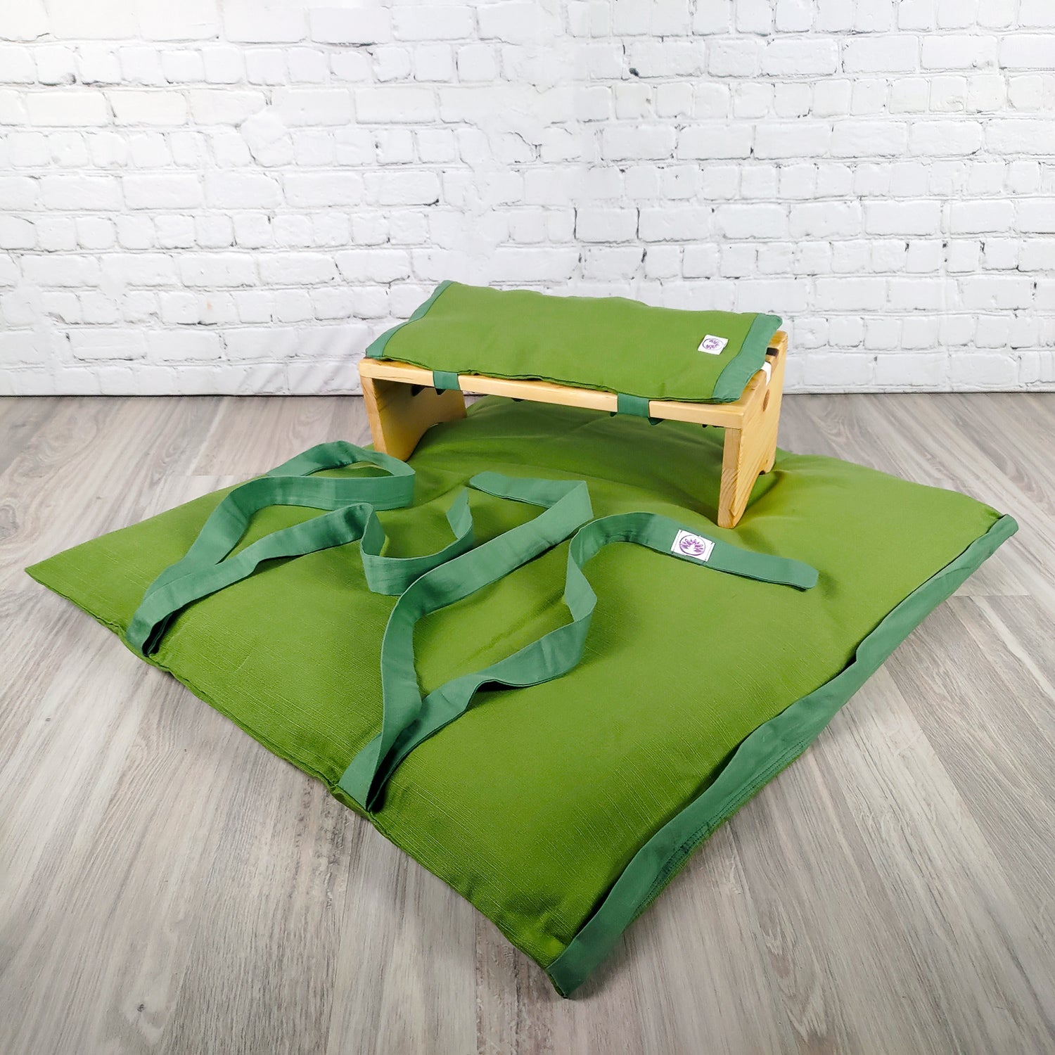 Set meditazione con sgabello cotone verde, composto da cuscini e sgabello in legno per comfort durante la meditazione