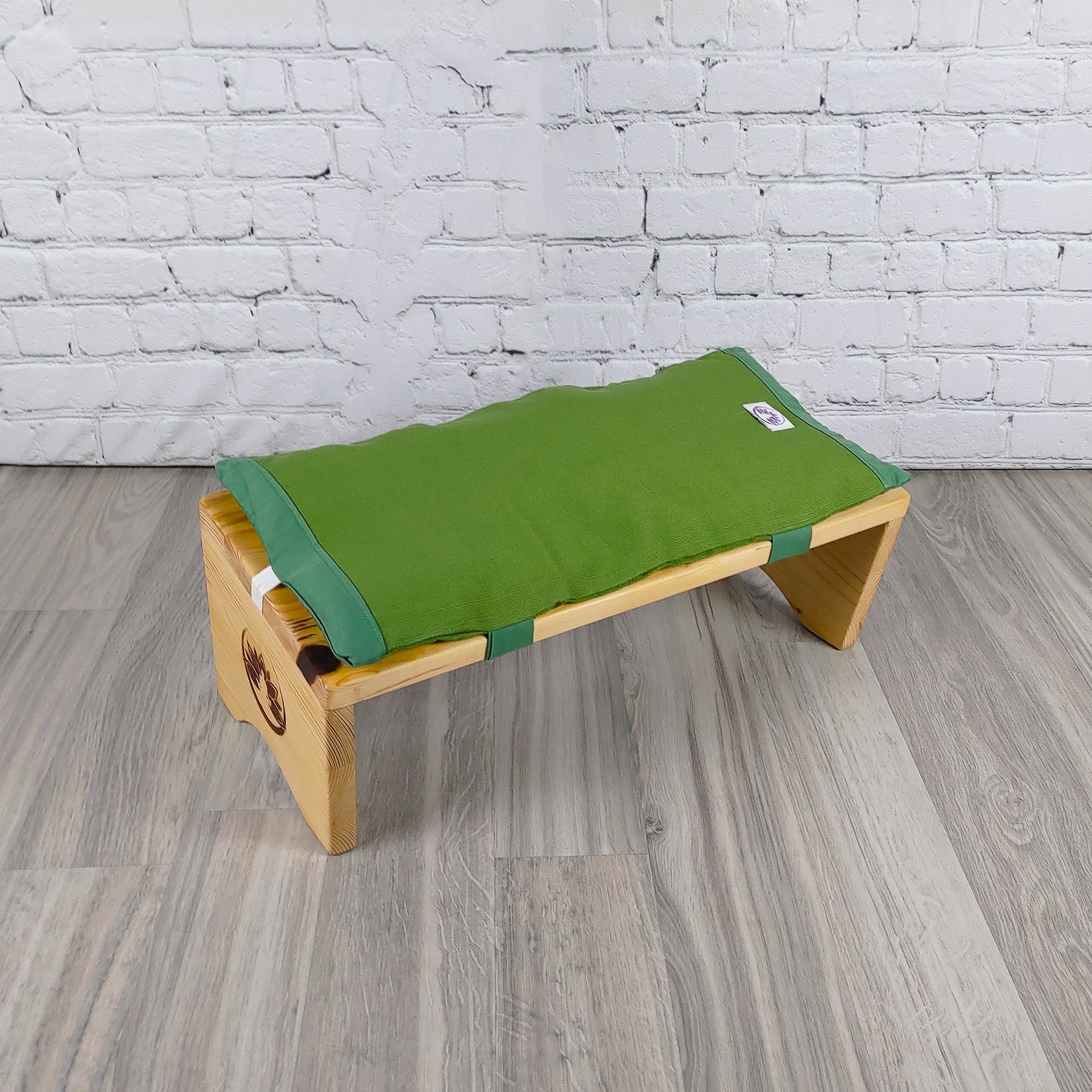 Set meditazione con sgabello cotone verde su base in legno, ideale per pratiche meditative