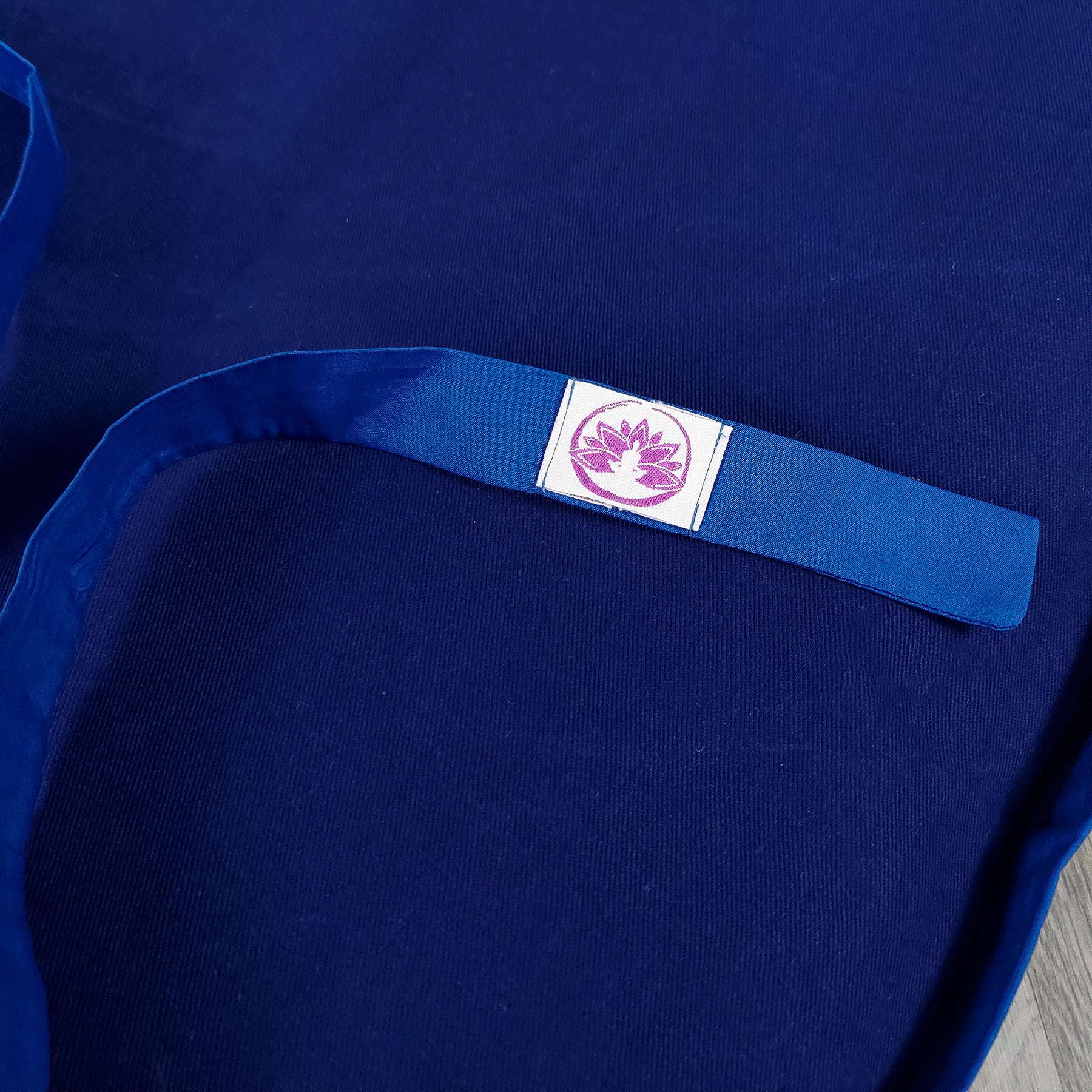Set meditazione con zafu a mezzaluna cotone blu di Shop Zen per un comfort ottimale nella meditazione.