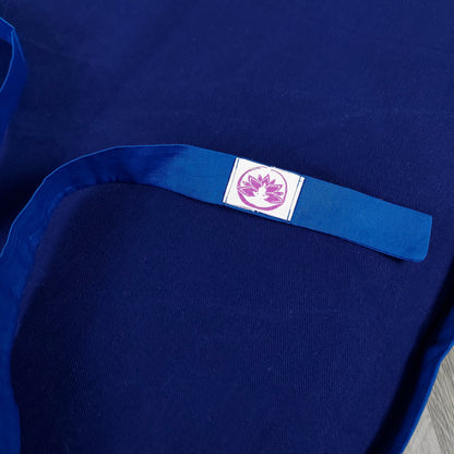 Set meditazione con zafu a mezzaluna cotone blu di Shop Zen per un comfort ottimale nella meditazione.