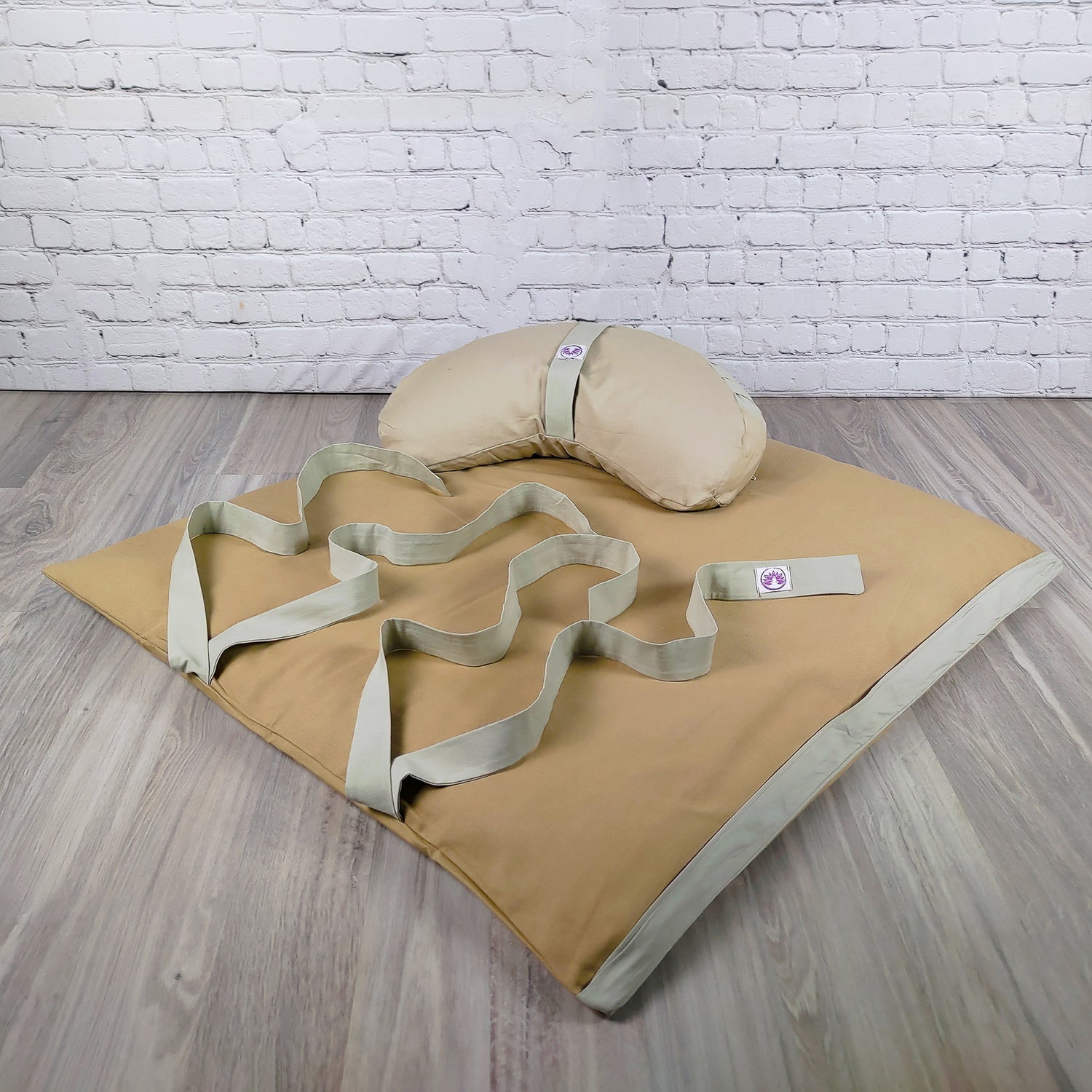 Set meditazione con zafu a mezzaluna cotone naturale chiaro, ideale per supporto lombare durante la meditazione
