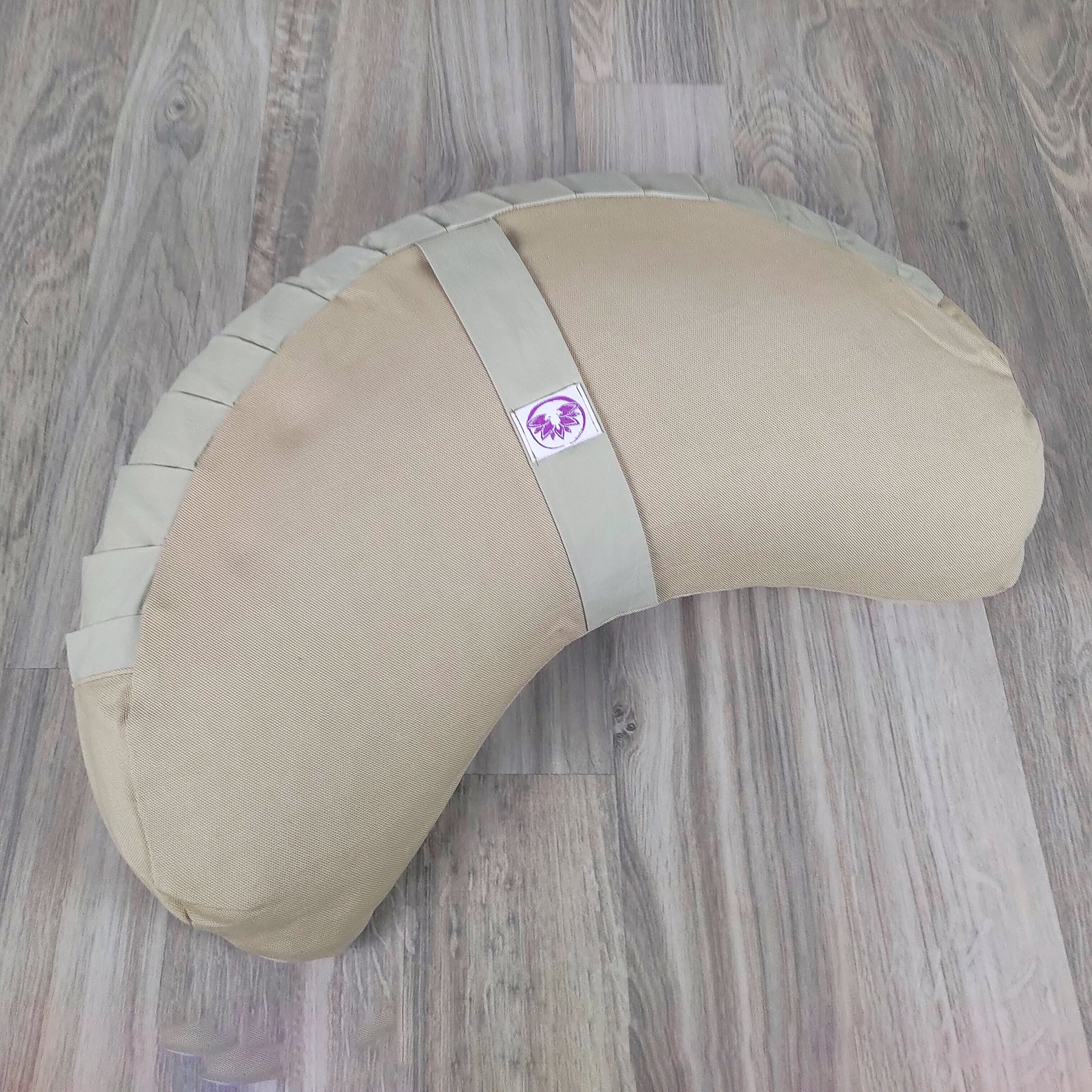 Cuscino di supporto lombare in cotone naturale chiaro, parte di set meditazione con zafu a mezzaluna cotone naturale chiaro.