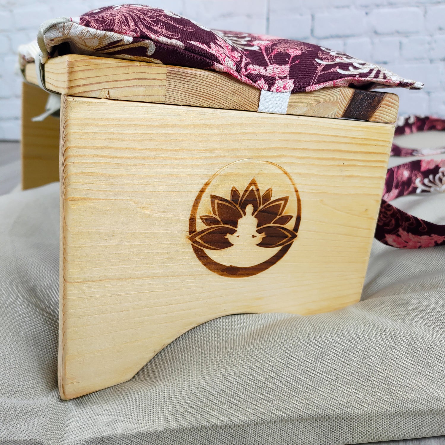 Panchetta imbottita in legno con cuscino decorato per il set meditazione crisantemi