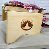 Panchetta imbottita in legno con cuscino decorato per il set meditazione crisantemi