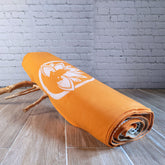 Set yoga made in Italy inclusa un tappetino arancione con logo floreale per praticare yoga