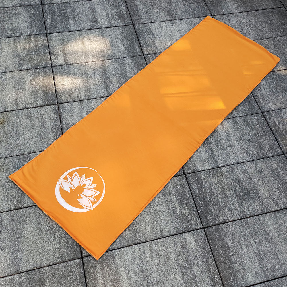 Tappetino yoga arancione del set yoga made in Italy con logo di fiore di loto