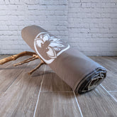Set yoga made in Italy con tappetino grigio a rotolo e design elegante