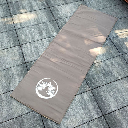 Stuoia da yoga beige con logo a forma di loto, set yoga made in Italy