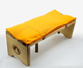 Sgabello meditazione imbottito arancione con struttura in legno per comfort durante la meditazione