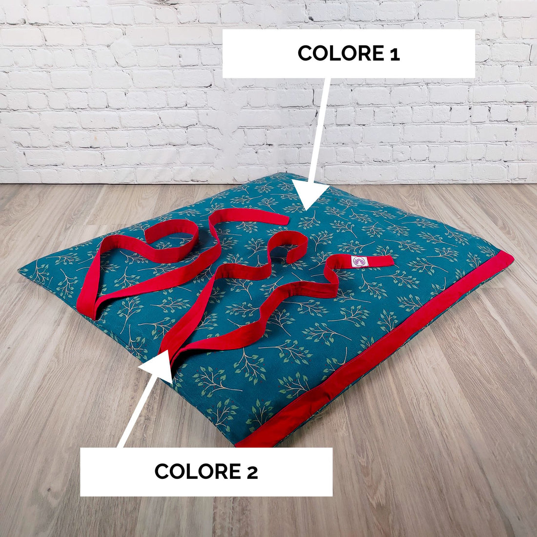 Tappetino zabuton personalizzato in tessuto blu con dettagli rossi e corde di sostegno per comfort ottimale