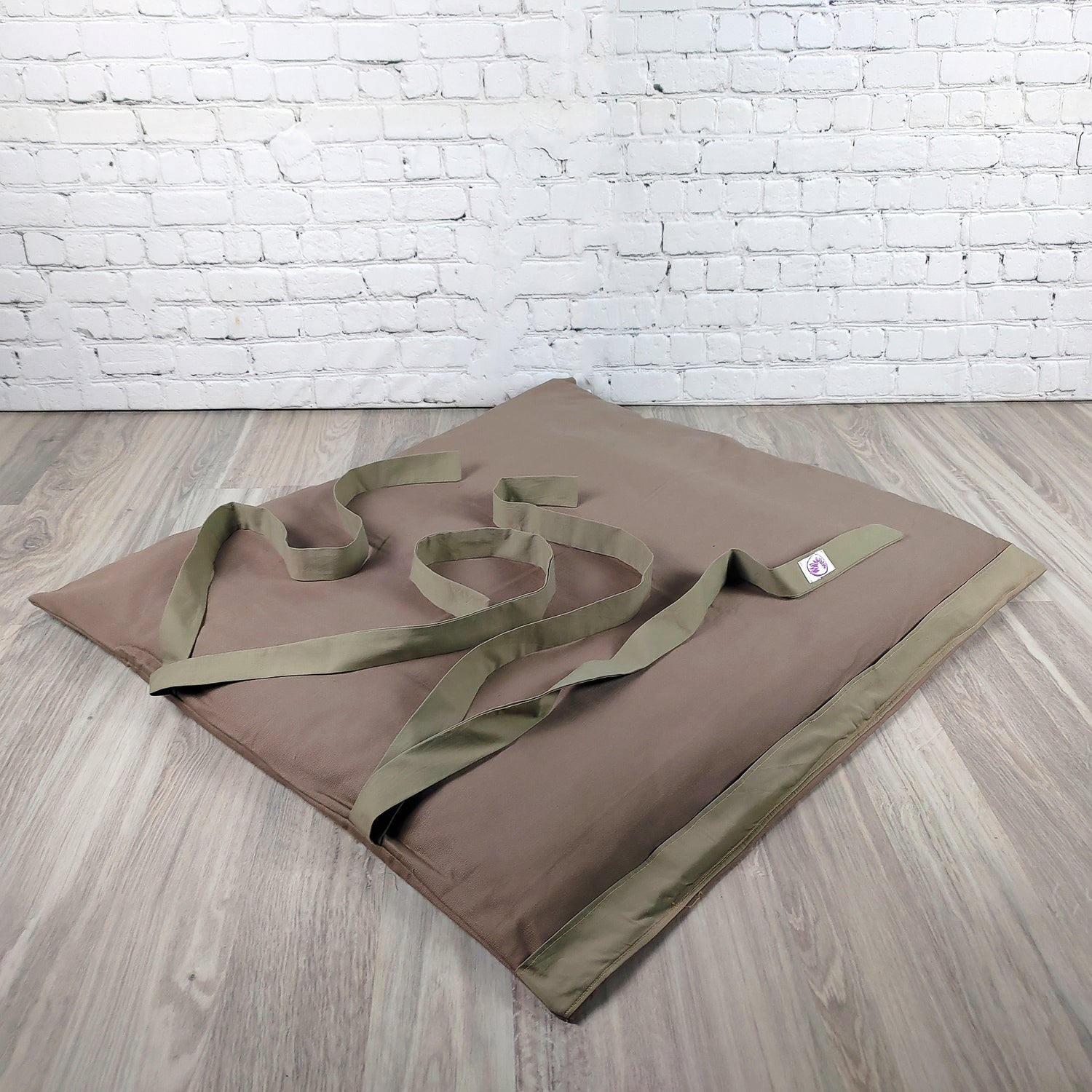 Set da meditazione monocromatico naturale scuro con zafu classico