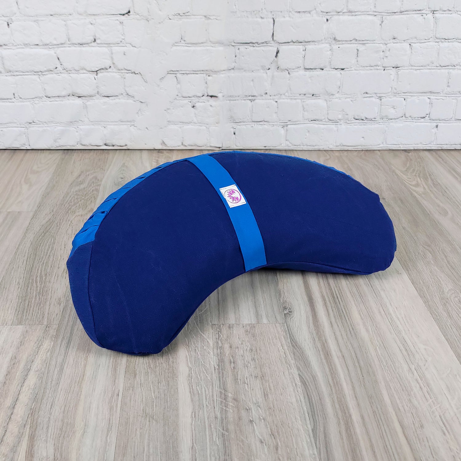 Cuscino zafu a mezzaluna monocromatico blu