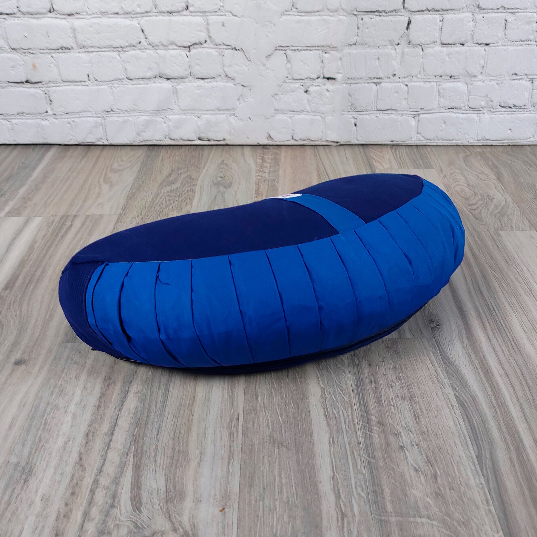 Cuscino zafu a mezzaluna monocromatico blu