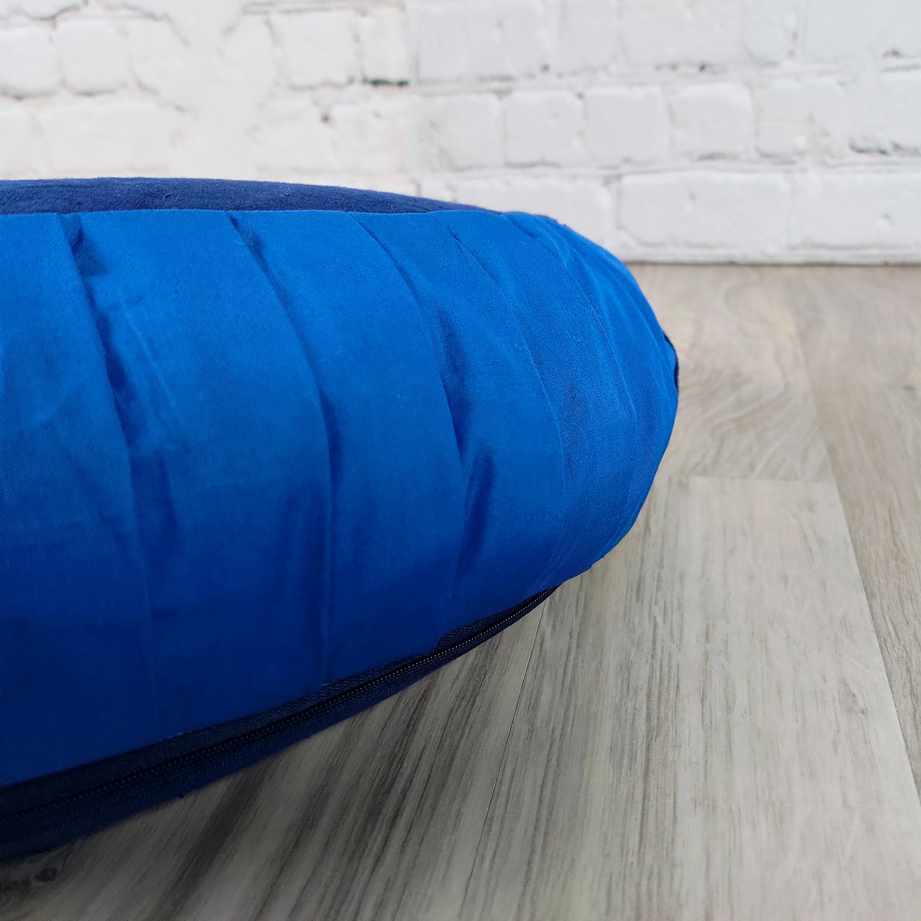 Cuscino zafu a mezzaluna monocromatico blu