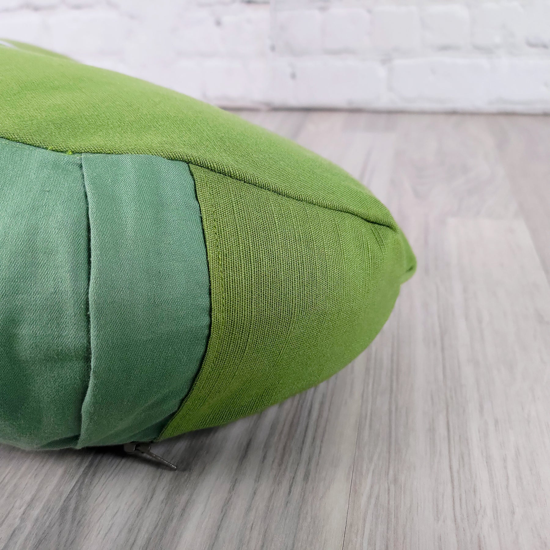 Cuscino zafu a mezzaluna monocromatico verde