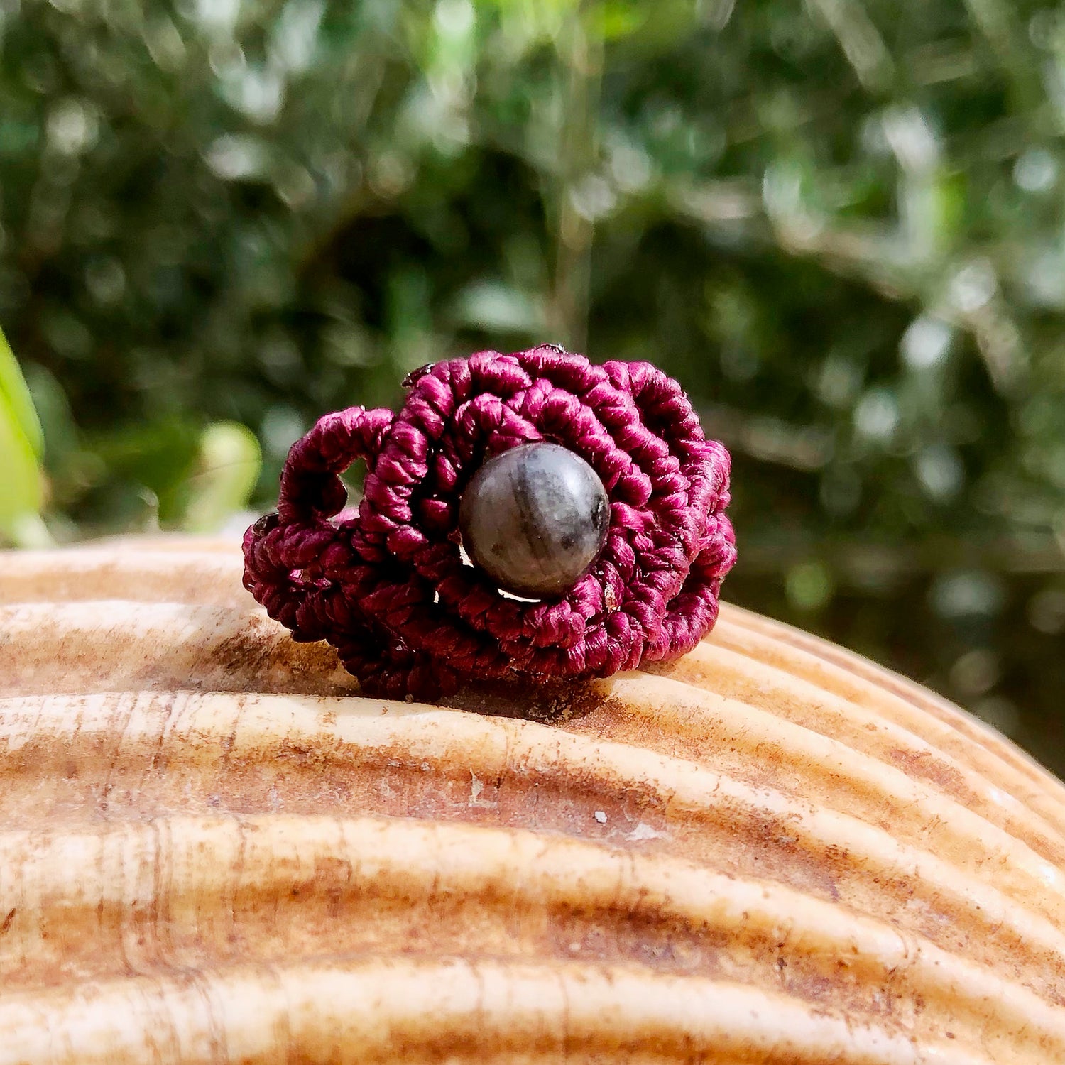 Anello macramé artigianale in colore bordeaux con perla centrale, perfetto per uno stile unico e raffinato